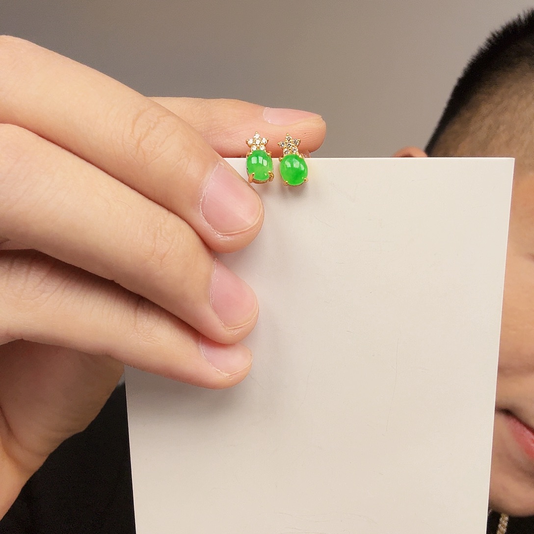 ****e翡翠未镶嵌颈饰一对