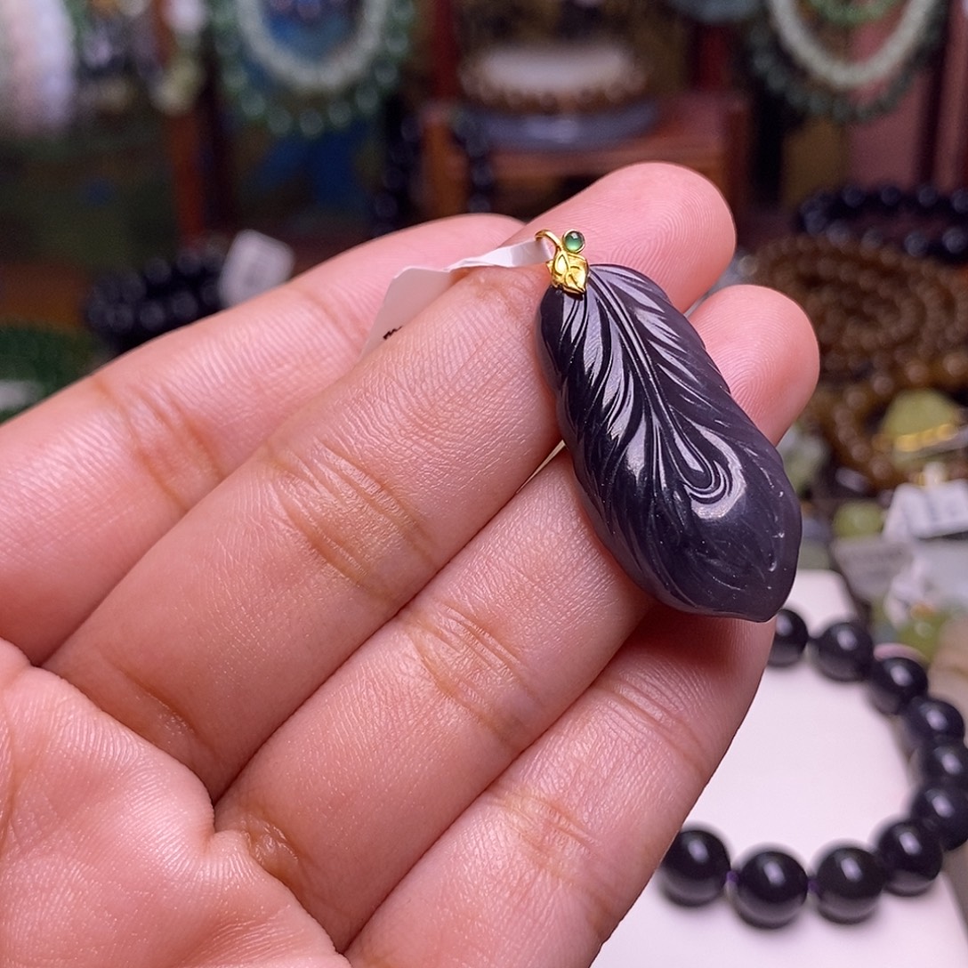 和田玉未镶嵌颈饰浓烟紫金镶羽毛