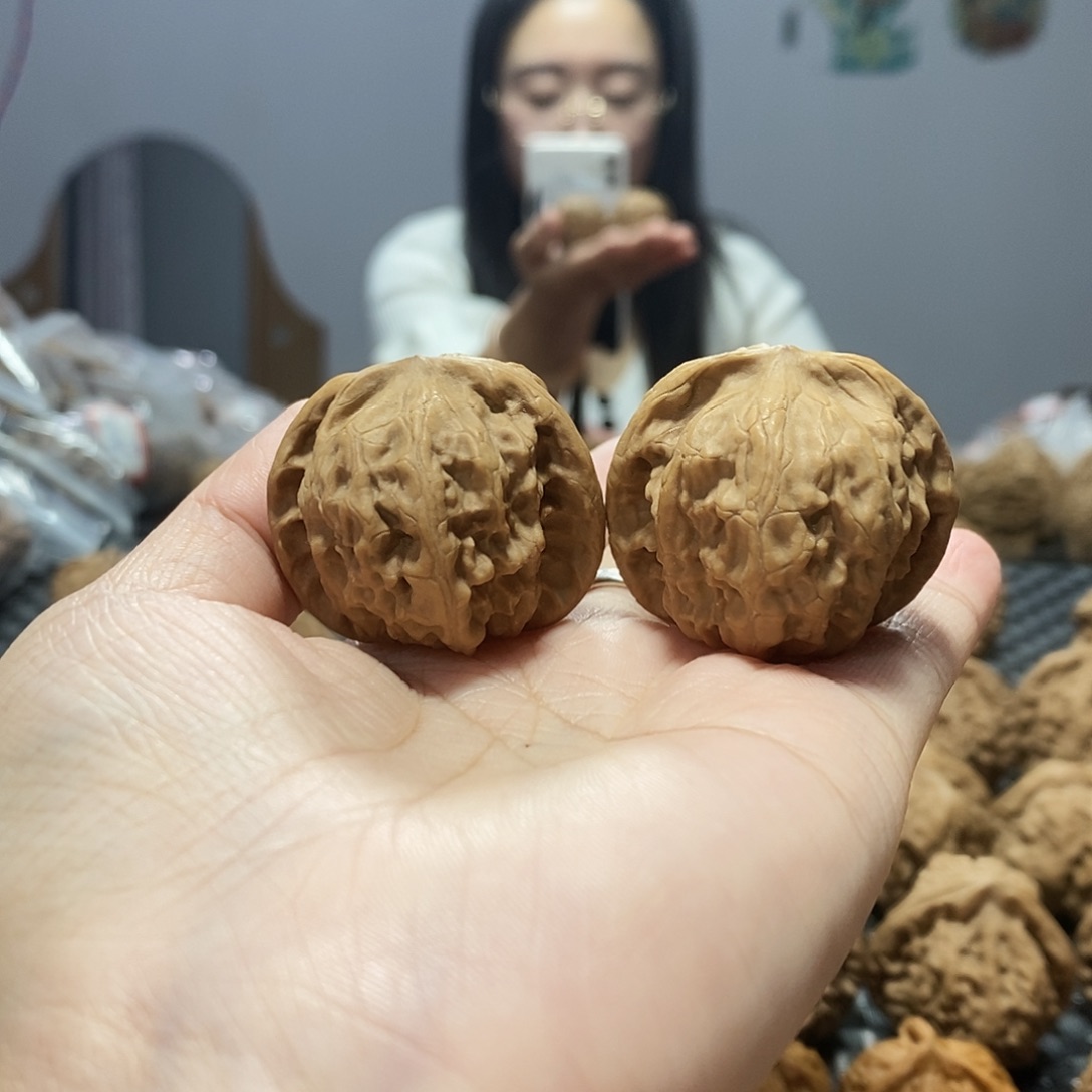 十***年桃核吊坠 野狼 37+