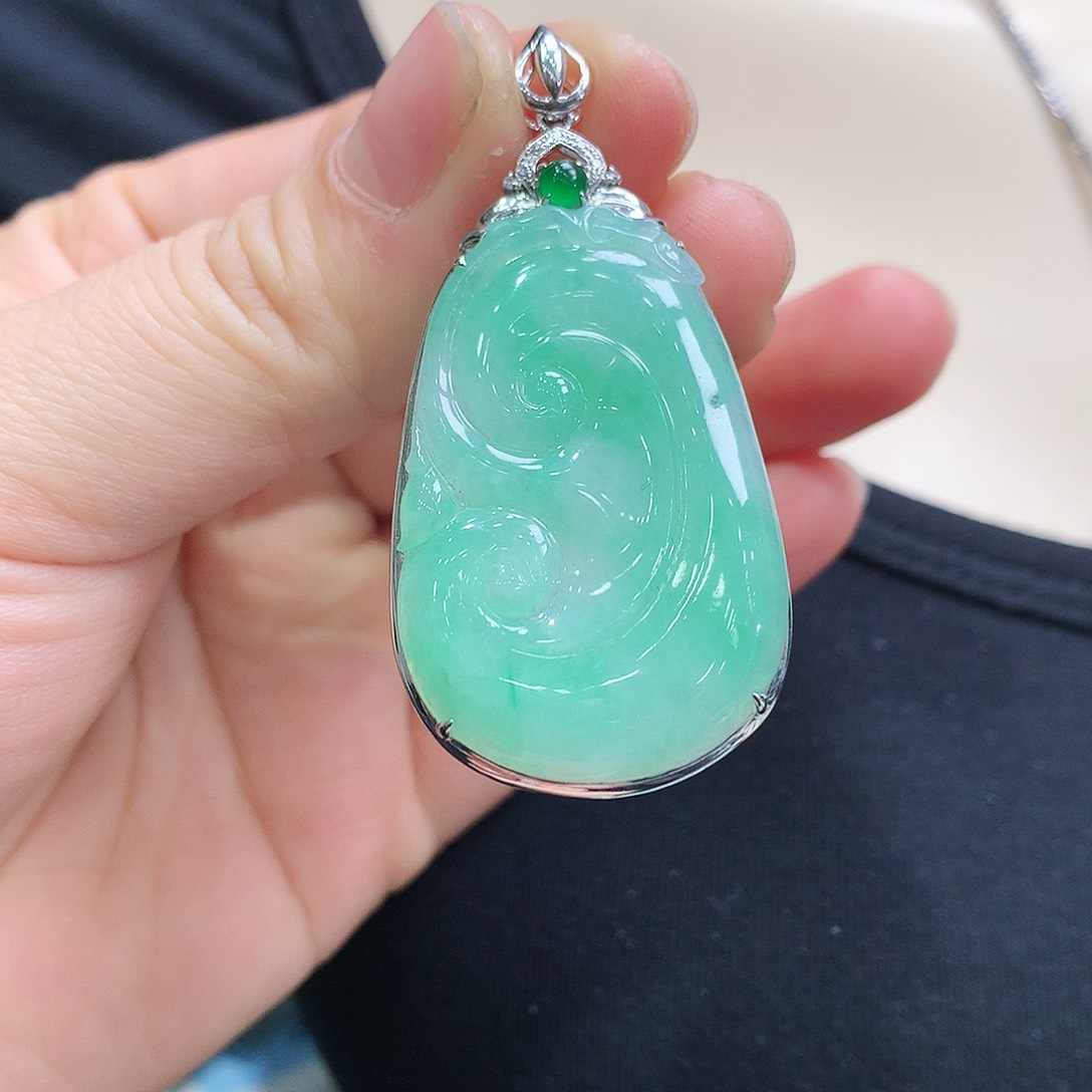 翡翠颈饰18K金镶嵌如意