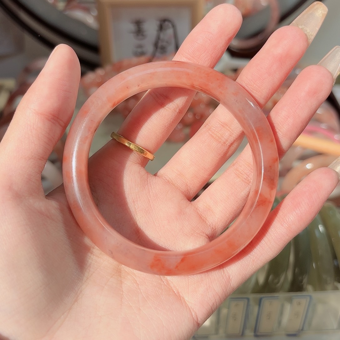 石英质玉手镯未镶嵌微*笑