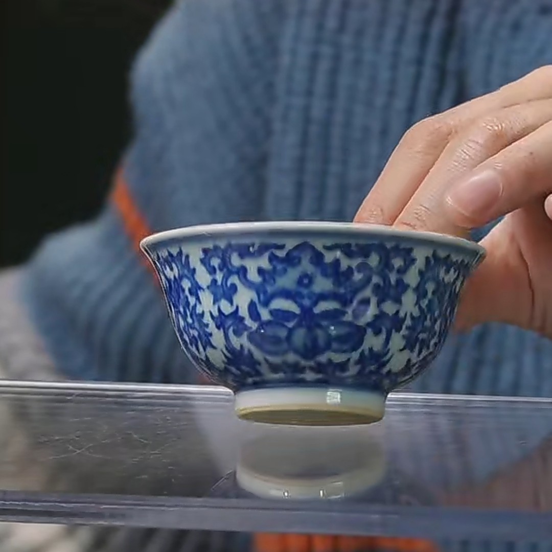X青花缠枝花卉纹杯