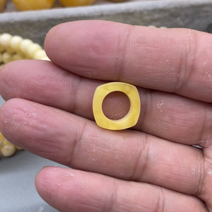 琥珀未镶嵌裸石跑环