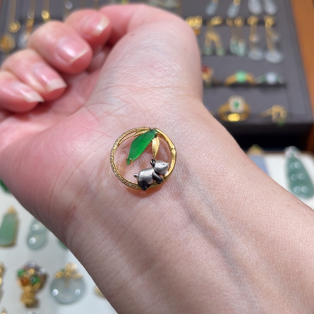 翡翠颈饰18K金镶嵌冰阳绿随形