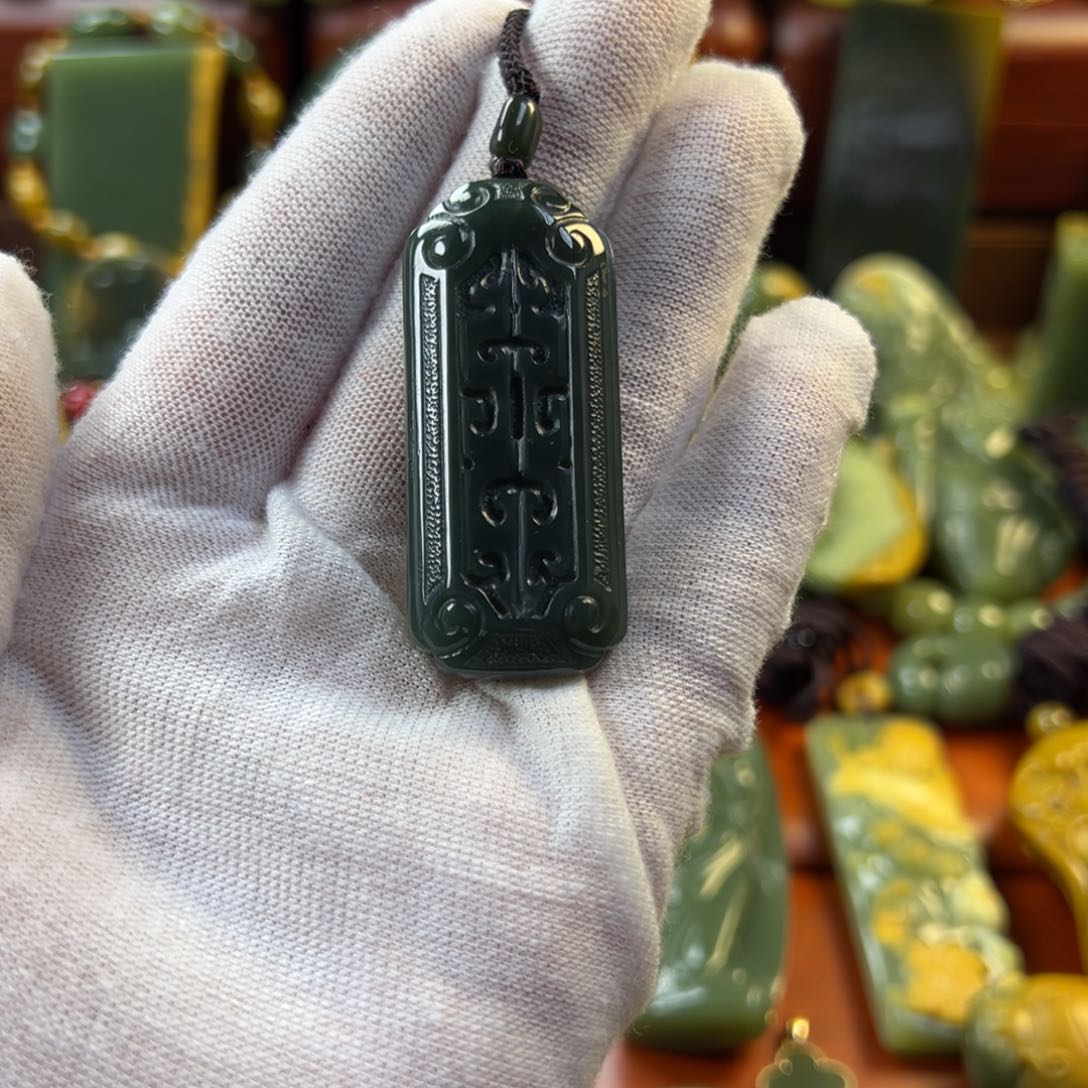 岫岩老玉（透闪石质玉）颈饰未镶嵌