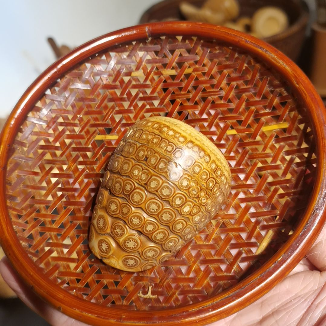 咖***粉香榧木竹根雕摆件配饰金蟾杂相