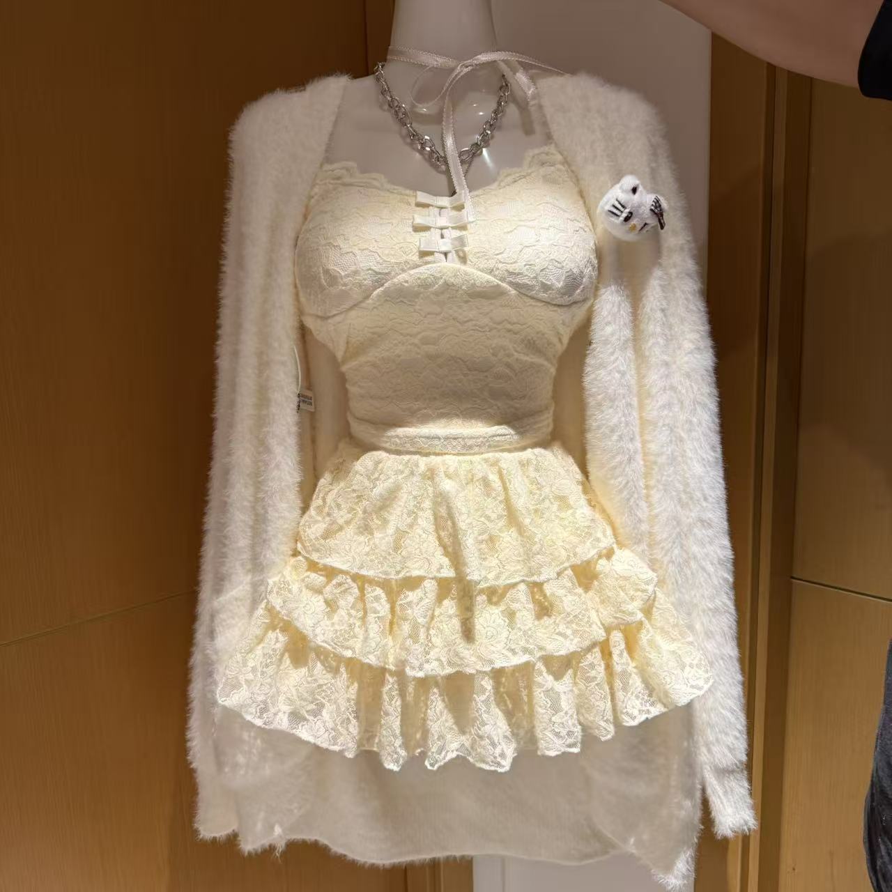 软糯毛绒外套+纯欲内搭+蕾丝短裙
