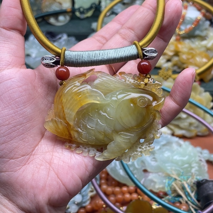 蛇纹石玉吊坠合金