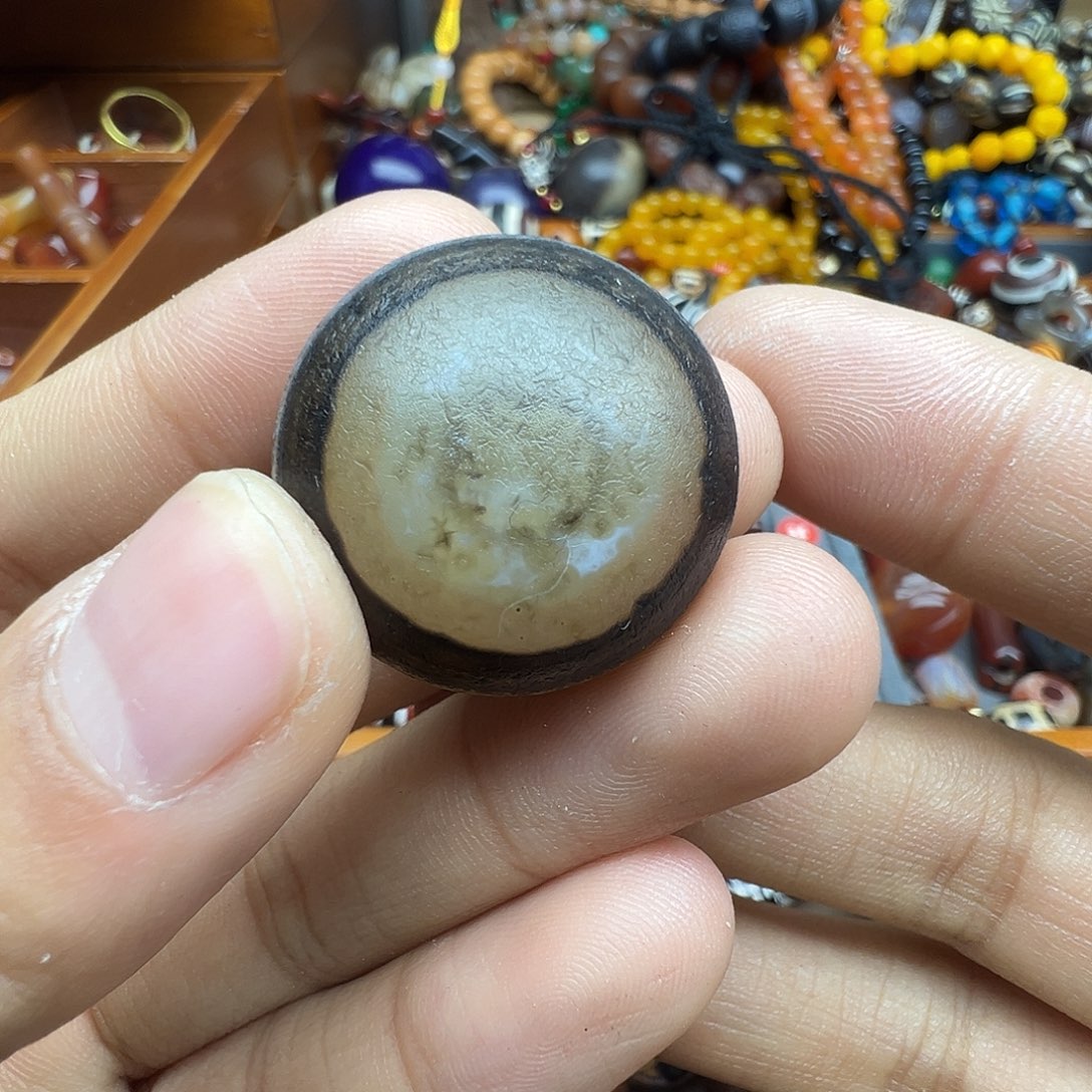 佩***礼玛瑙/玉髓未镶嵌珠宝半成品