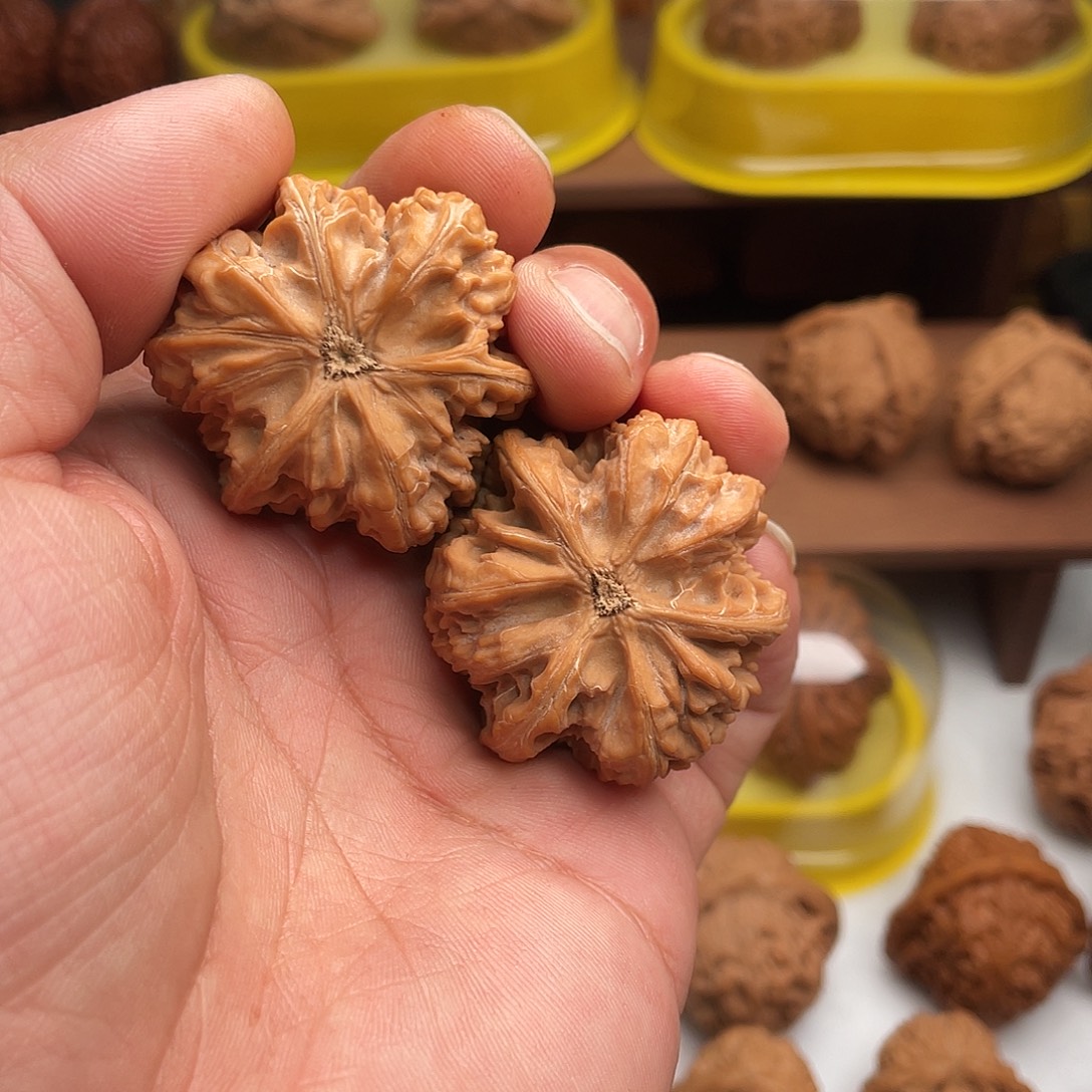 K***L文玩核桃吊坠文山三棱