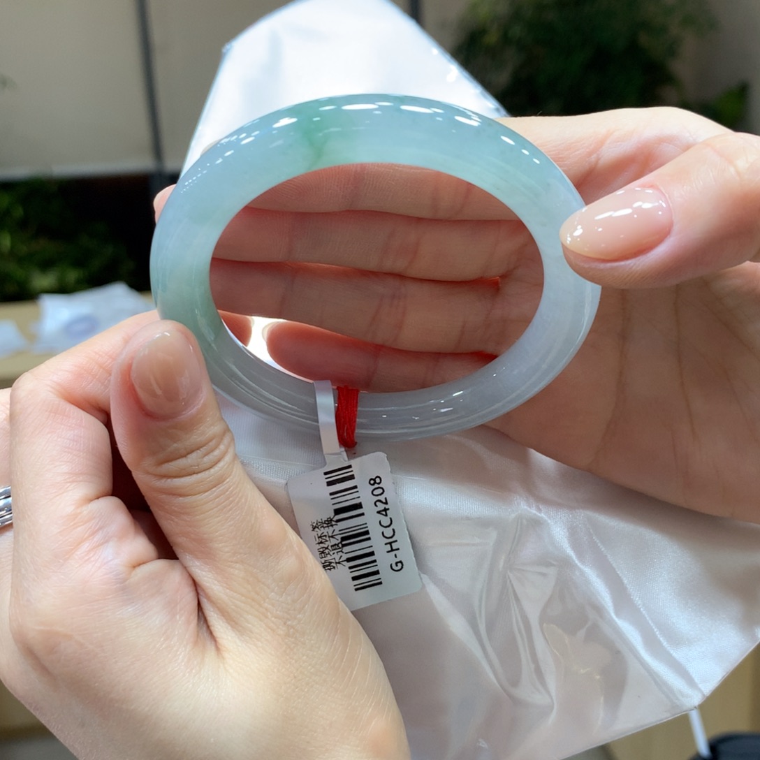 翡翠手镯未镶嵌不退不换