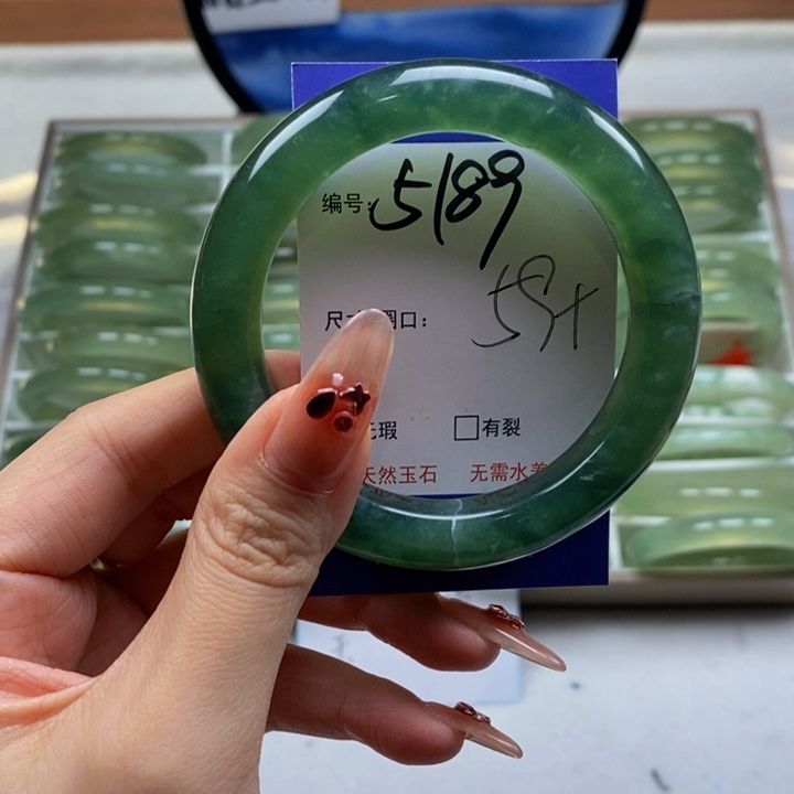 蛇纹石玉手镯未镶嵌小****?