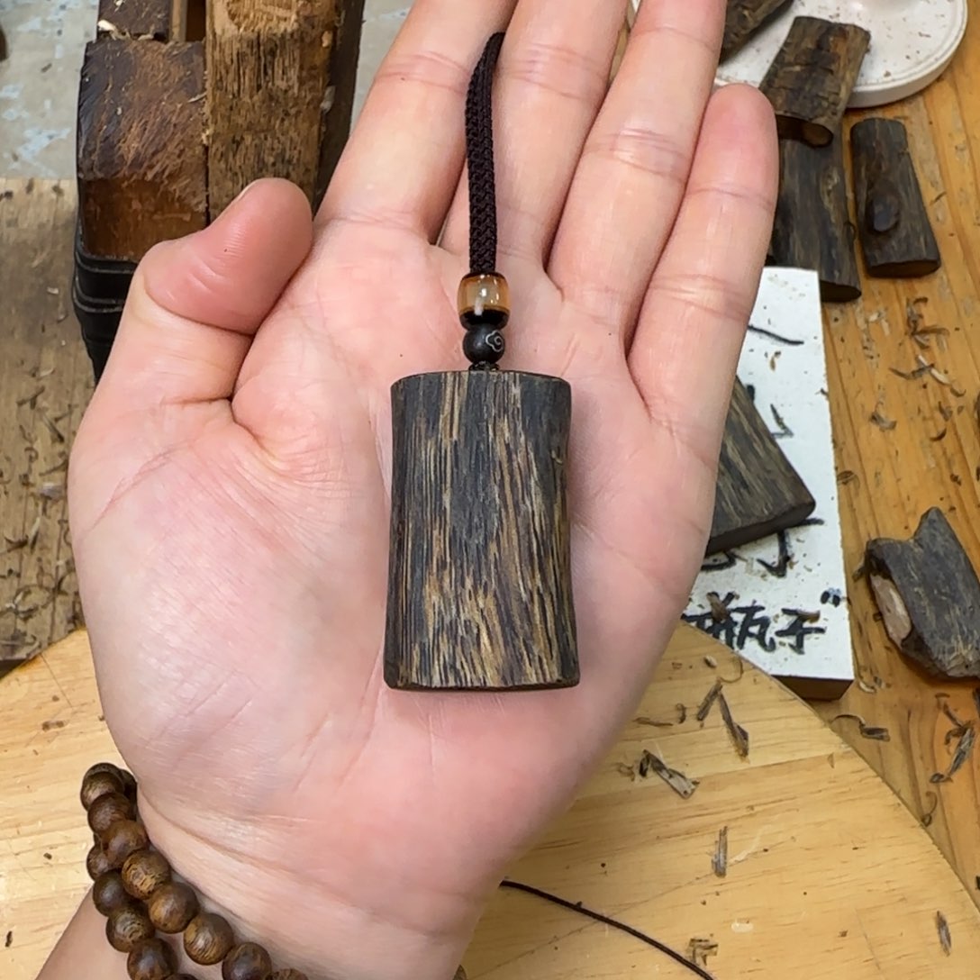 沉香吊坠素牌绿奇8.5克