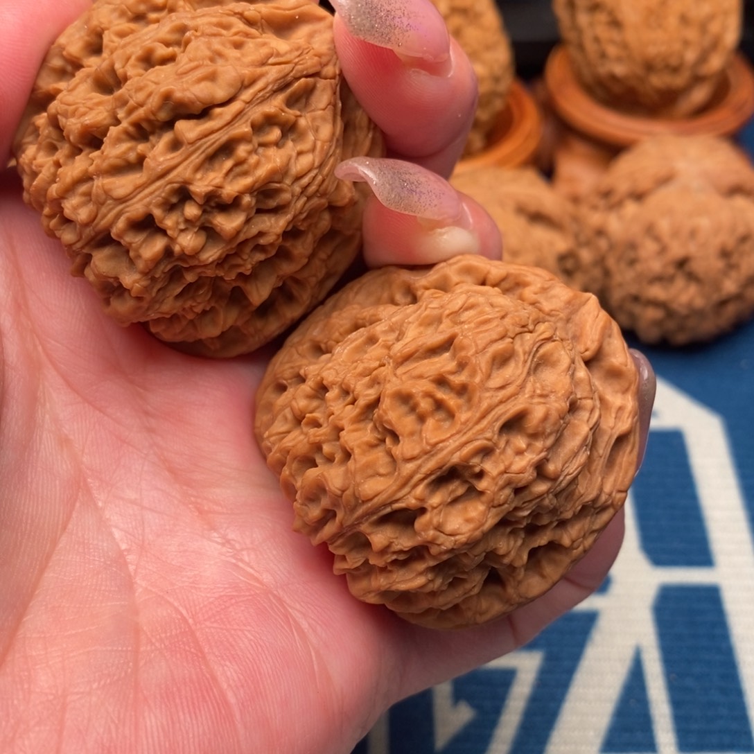 为***侯文玩核桃吊坠南疆