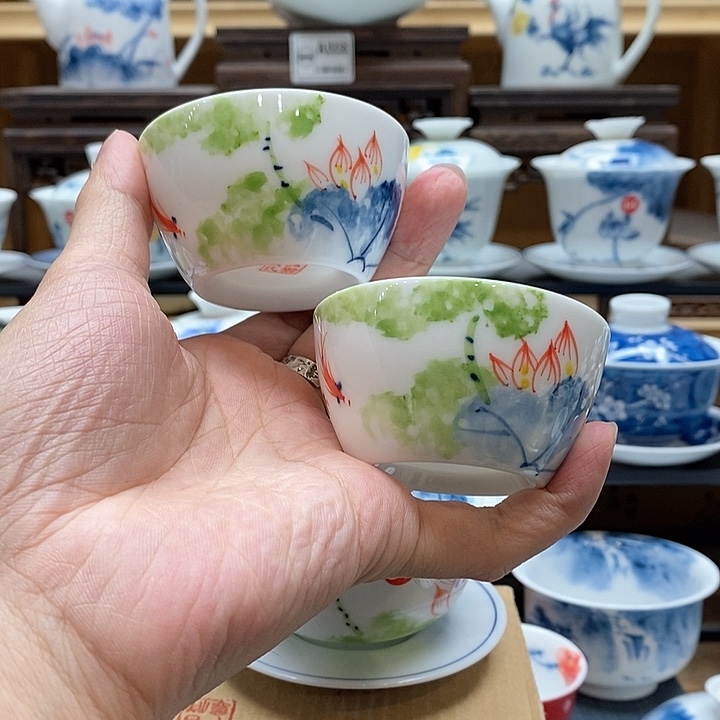 手绘五彩荷花两个装60cc杯子釉下彩微瑕福利款