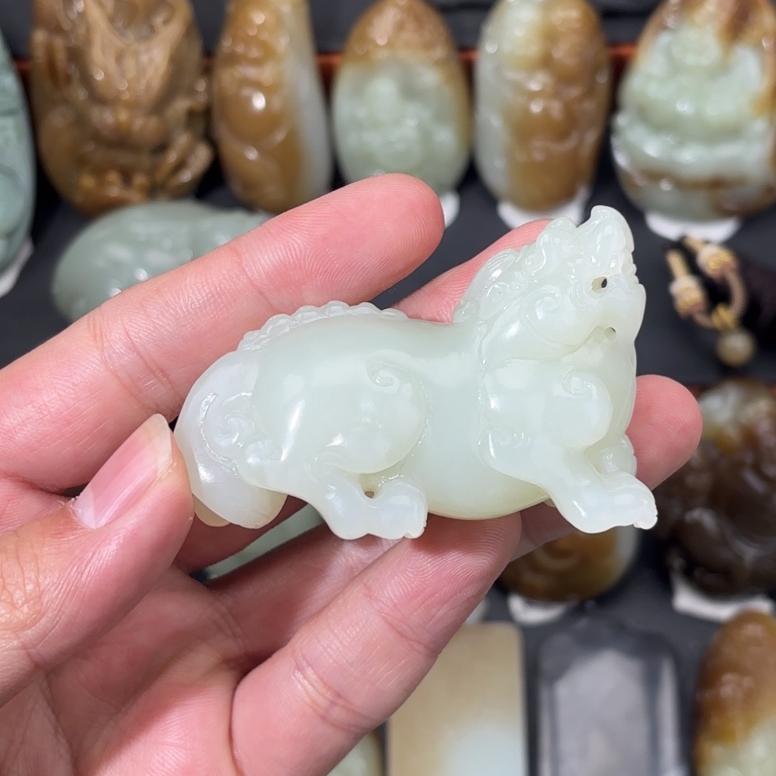 问***月和田玉未镶嵌颈饰