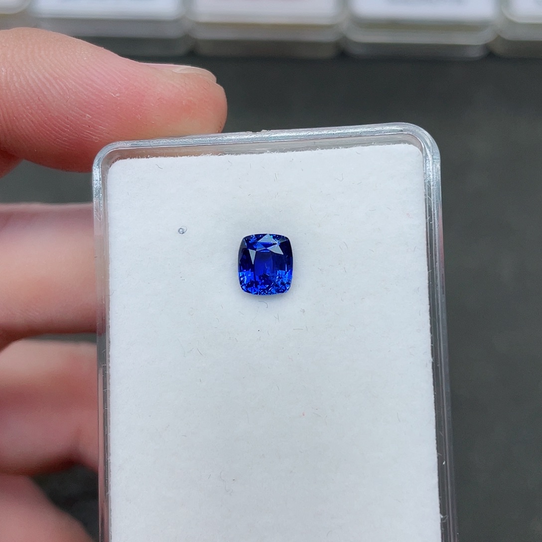 蓝宝石裸石未镶嵌1.52克拉无烧皇家蓝吉尔德证书