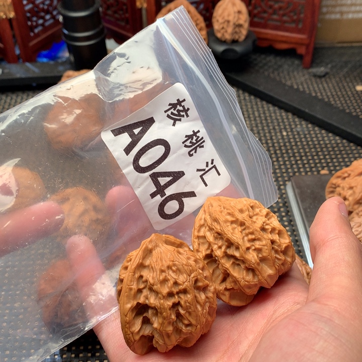 文玩核桃吊坠梨木台