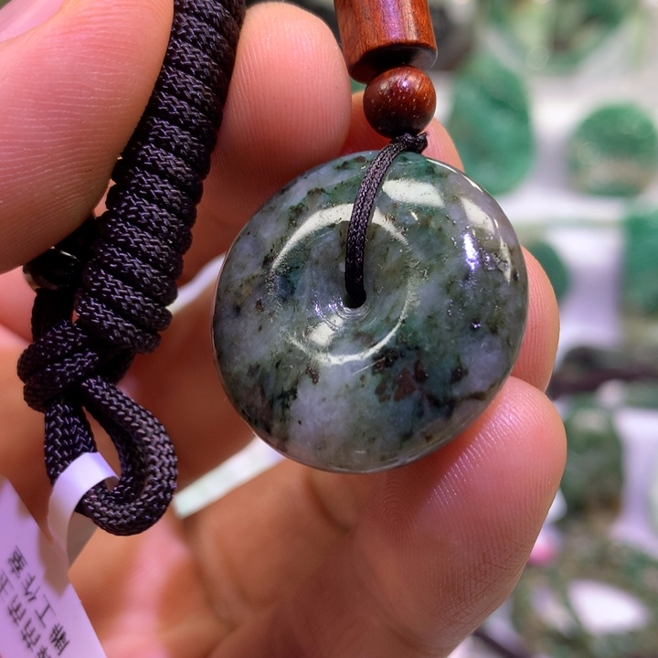 独山玉未镶嵌颈饰