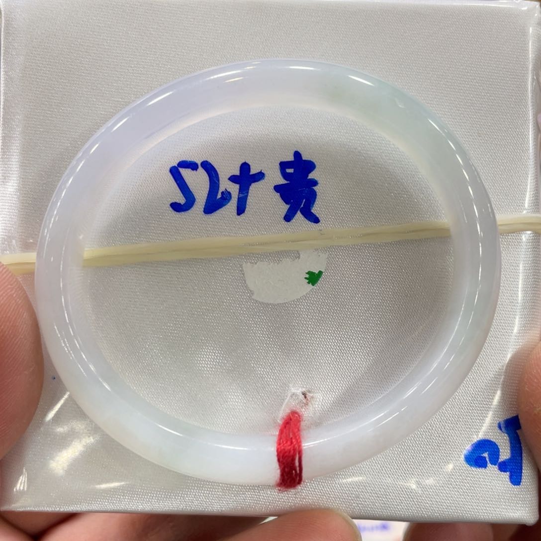 翡翠手镯未镶嵌翡翠