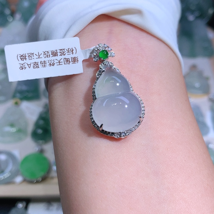 翡翠18K金镶嵌颈饰葫芦