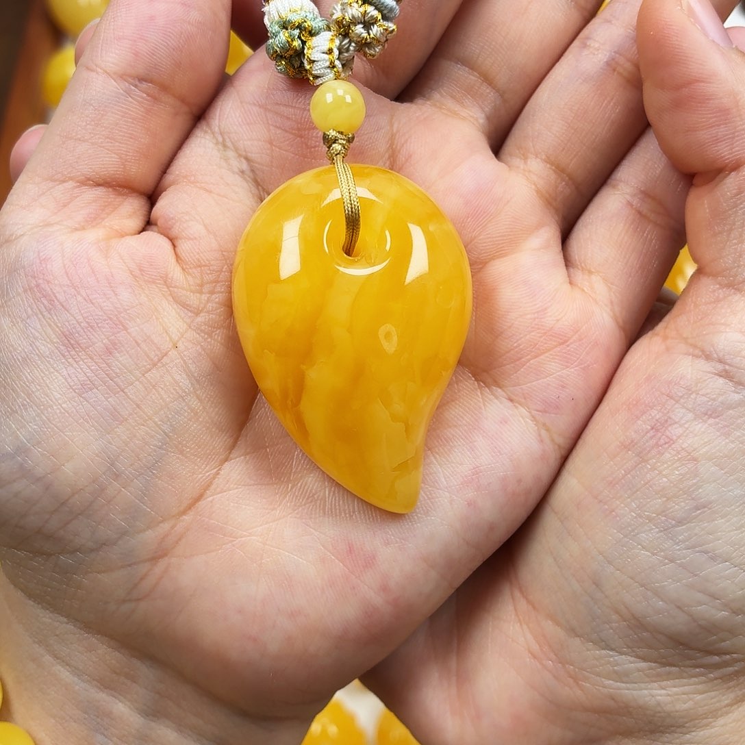 蜜蜡颈饰未镶嵌焦皮妖花勾玉