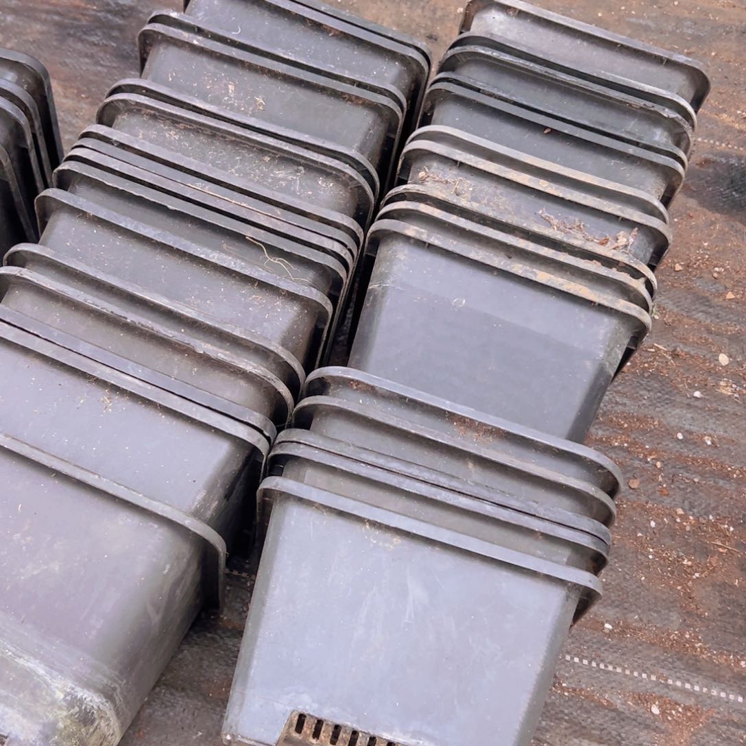 塑料黑白180方盆混发现10个