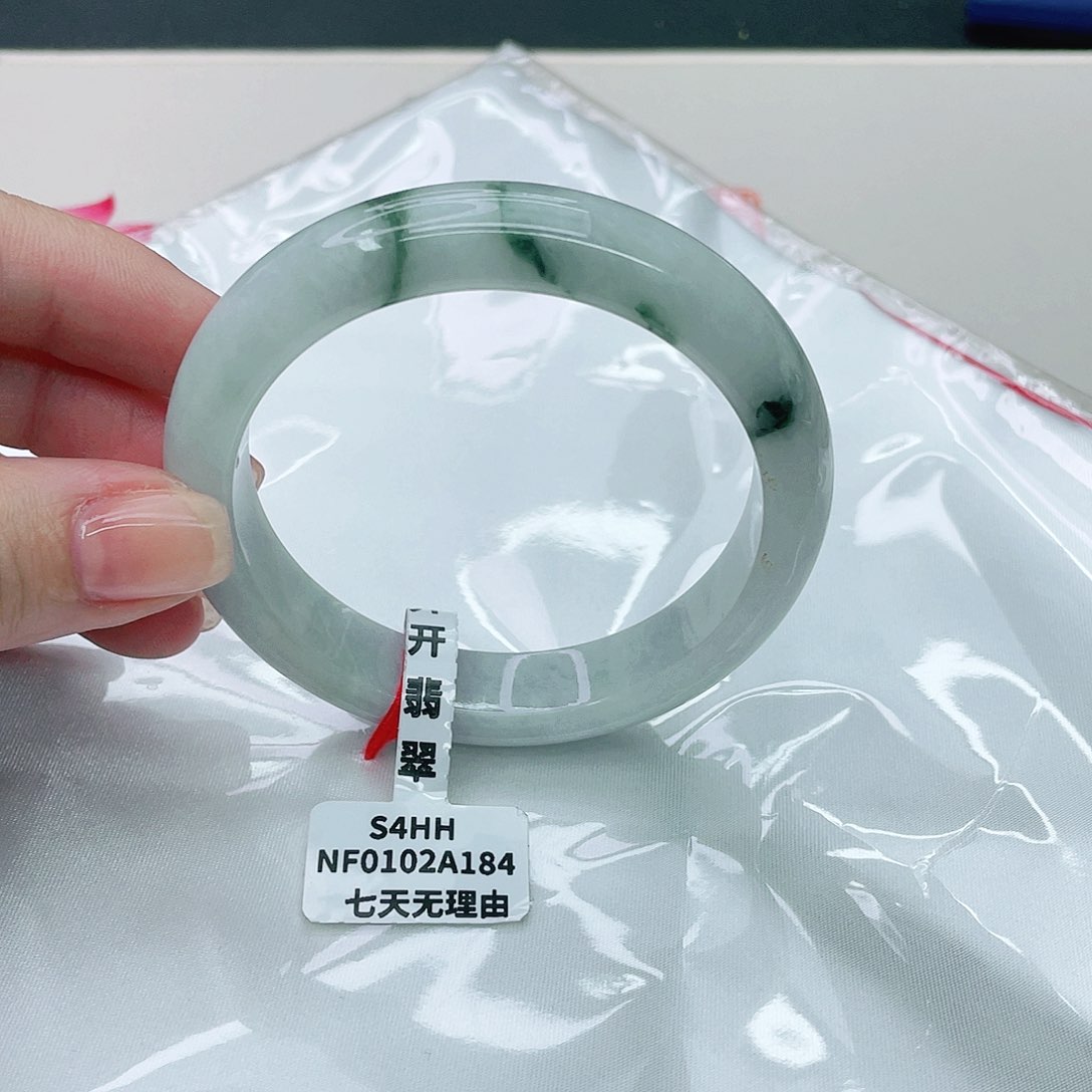 翡翠手镯未镶嵌正57