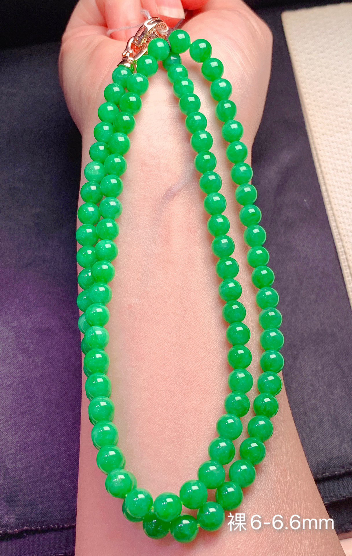 冰绿色圆珠天然翡翠珠链 颜色辣 品质不错 珠圆饱满 珠宝玉器