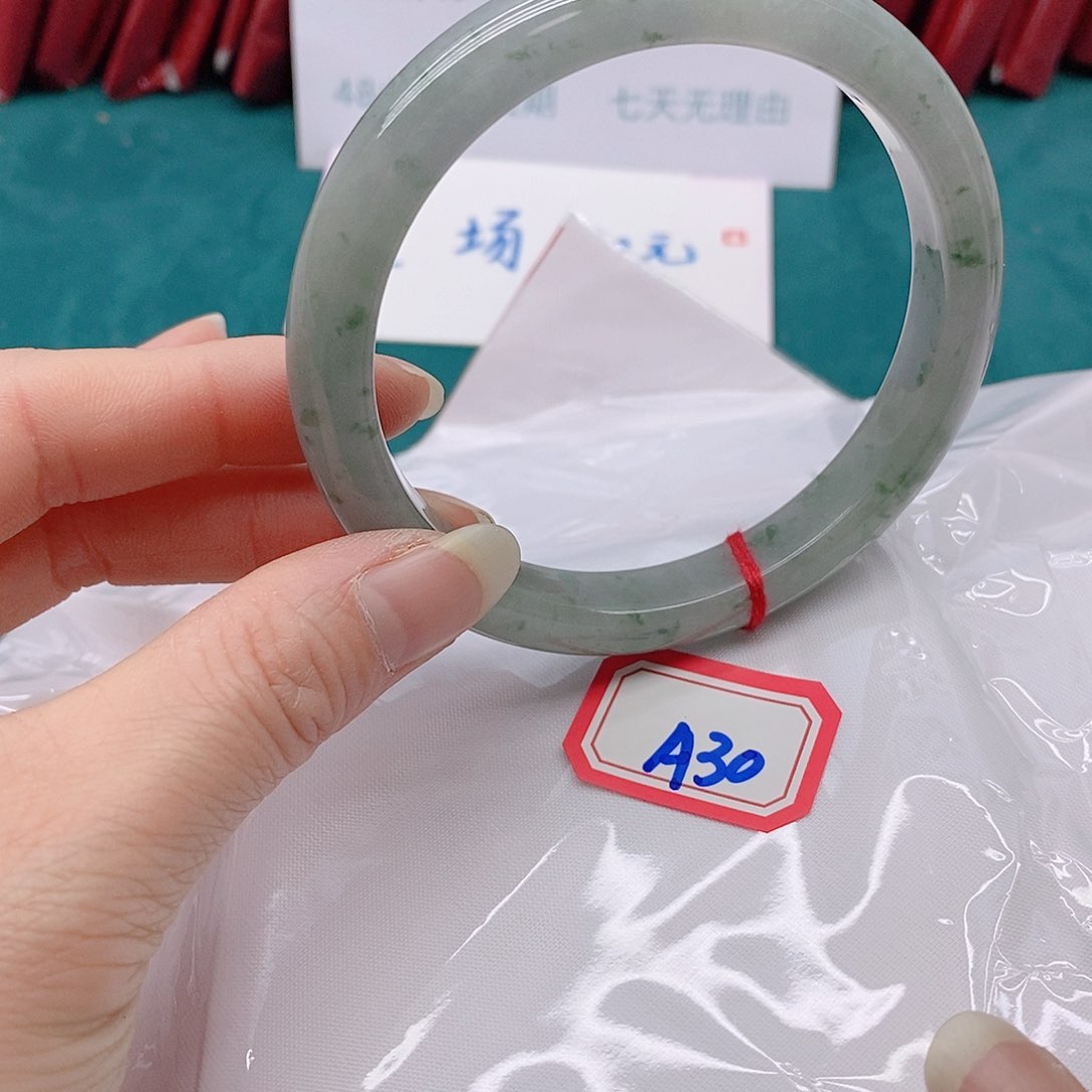 翡翠手镯未镶嵌香****啦A3000090