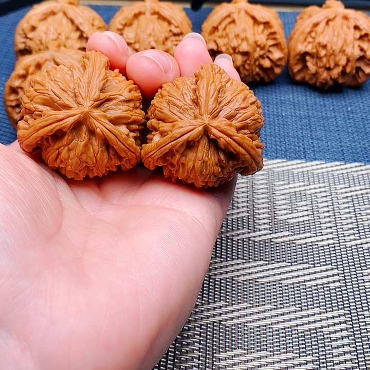 用***5文玩核桃吊坠三棱