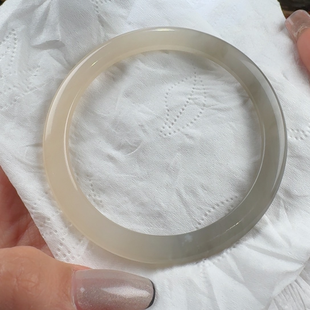 和田玉手镯未镶嵌?****？