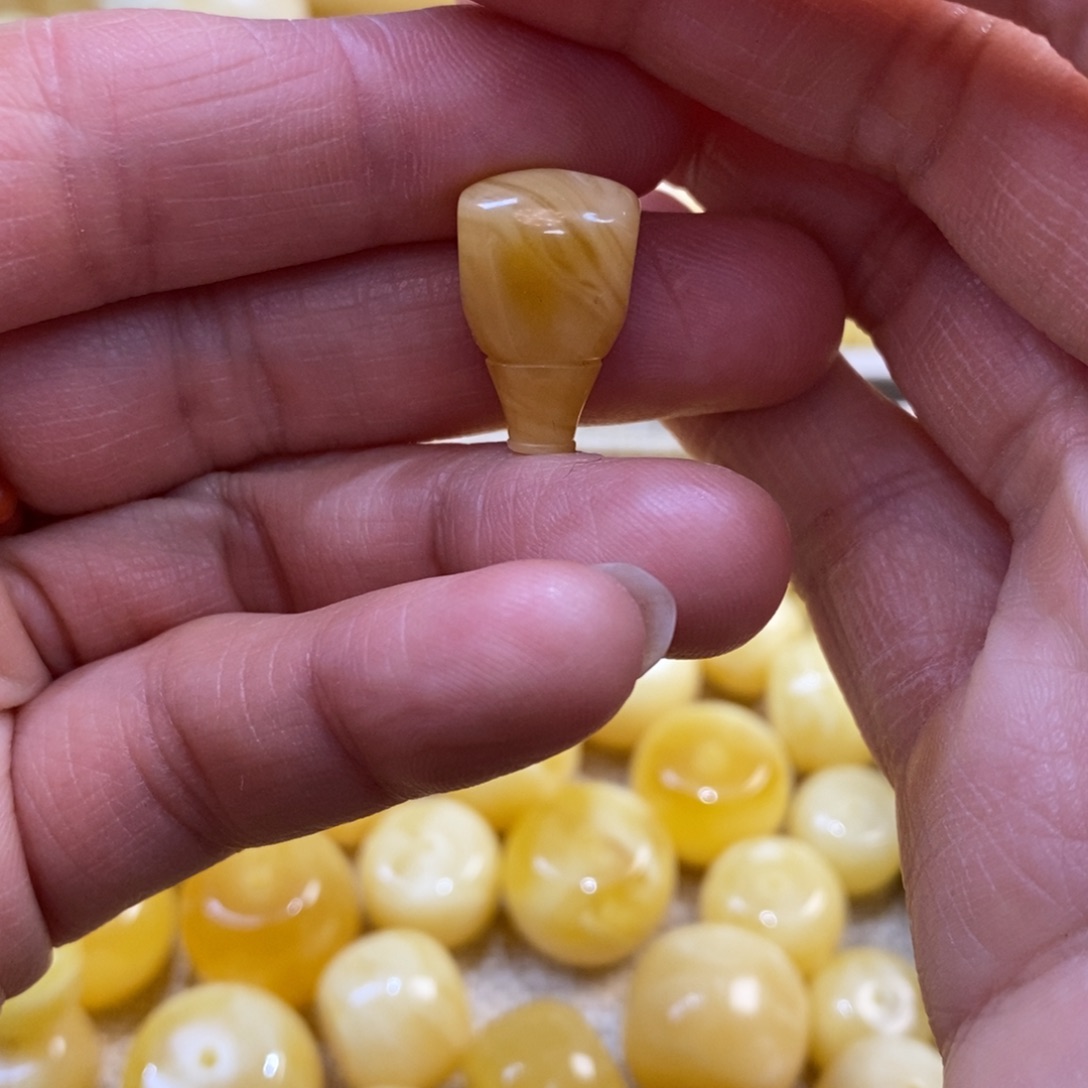 嘟***肉琥珀未镶嵌裸石蜜蜡配珠