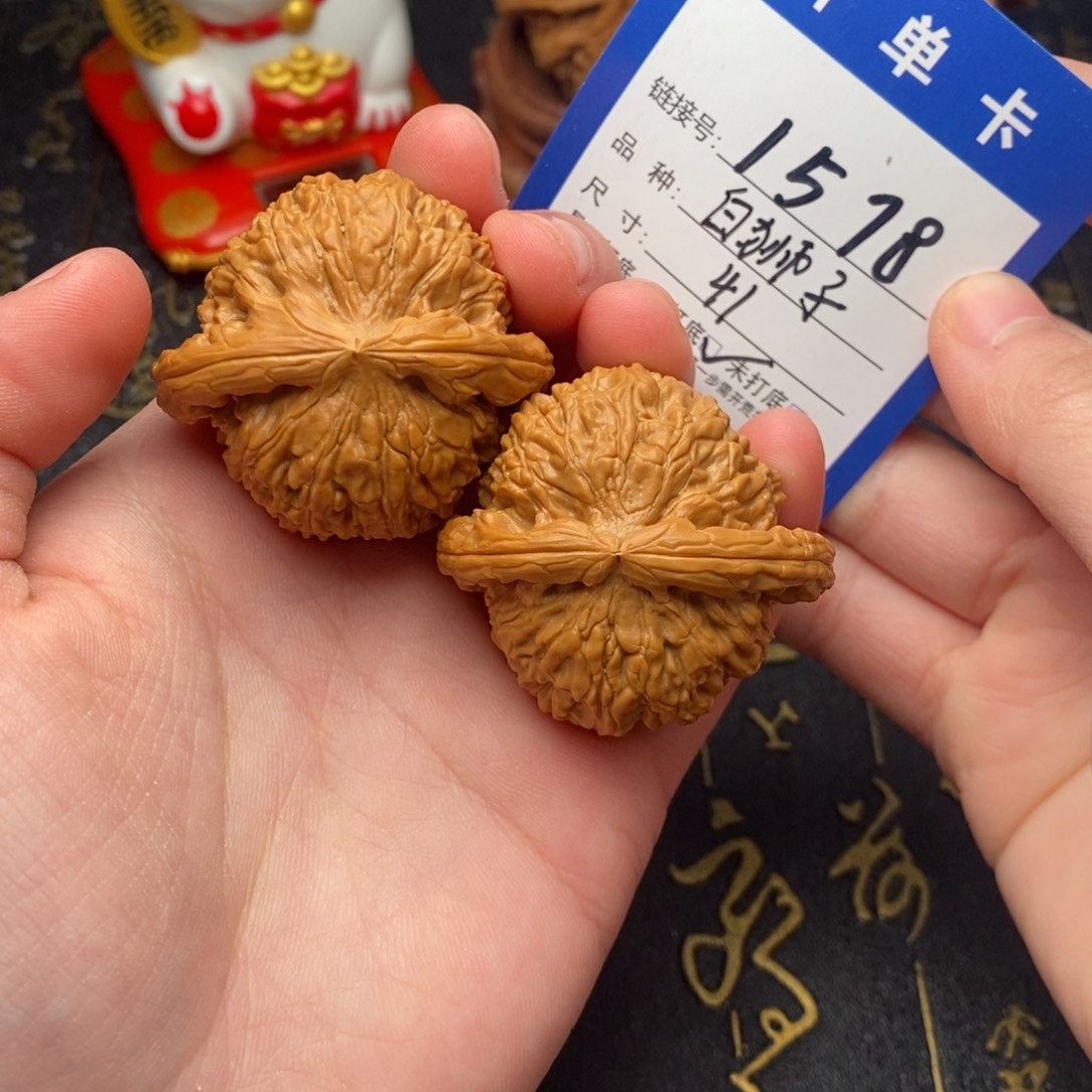 文玩核桃吊坠白狮子