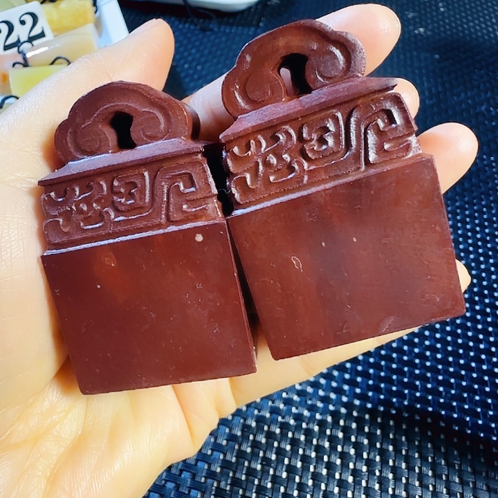 青田石印石萧山朱砂红如意纽3.1-3.1-5.1公分，两个