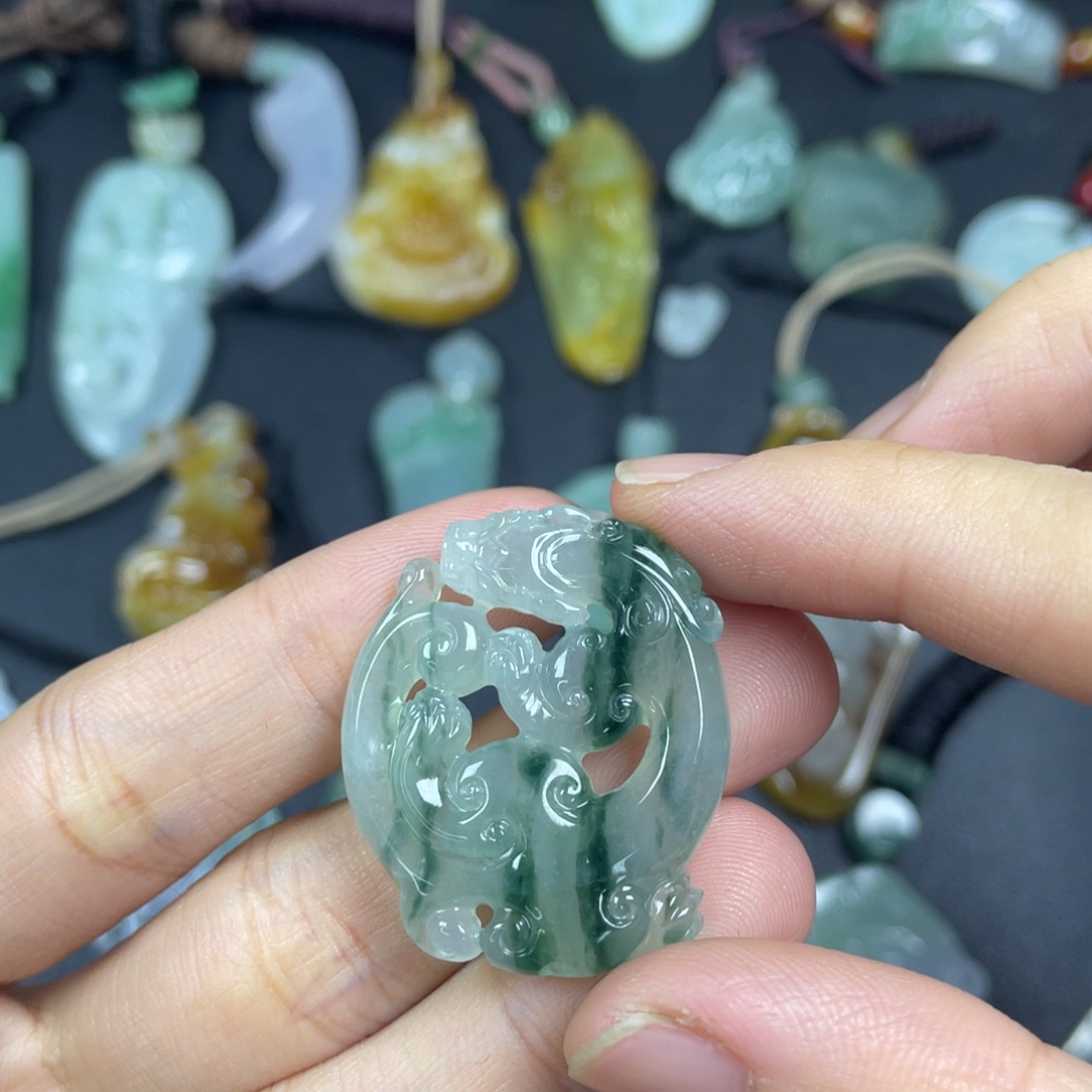 翡翠未镶嵌颈饰仿古飘花吊坠