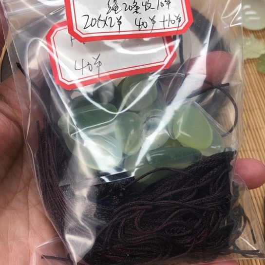 蛇纹石玉颈饰合金