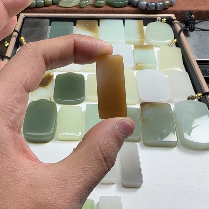 和田玉颈饰未镶嵌卟*