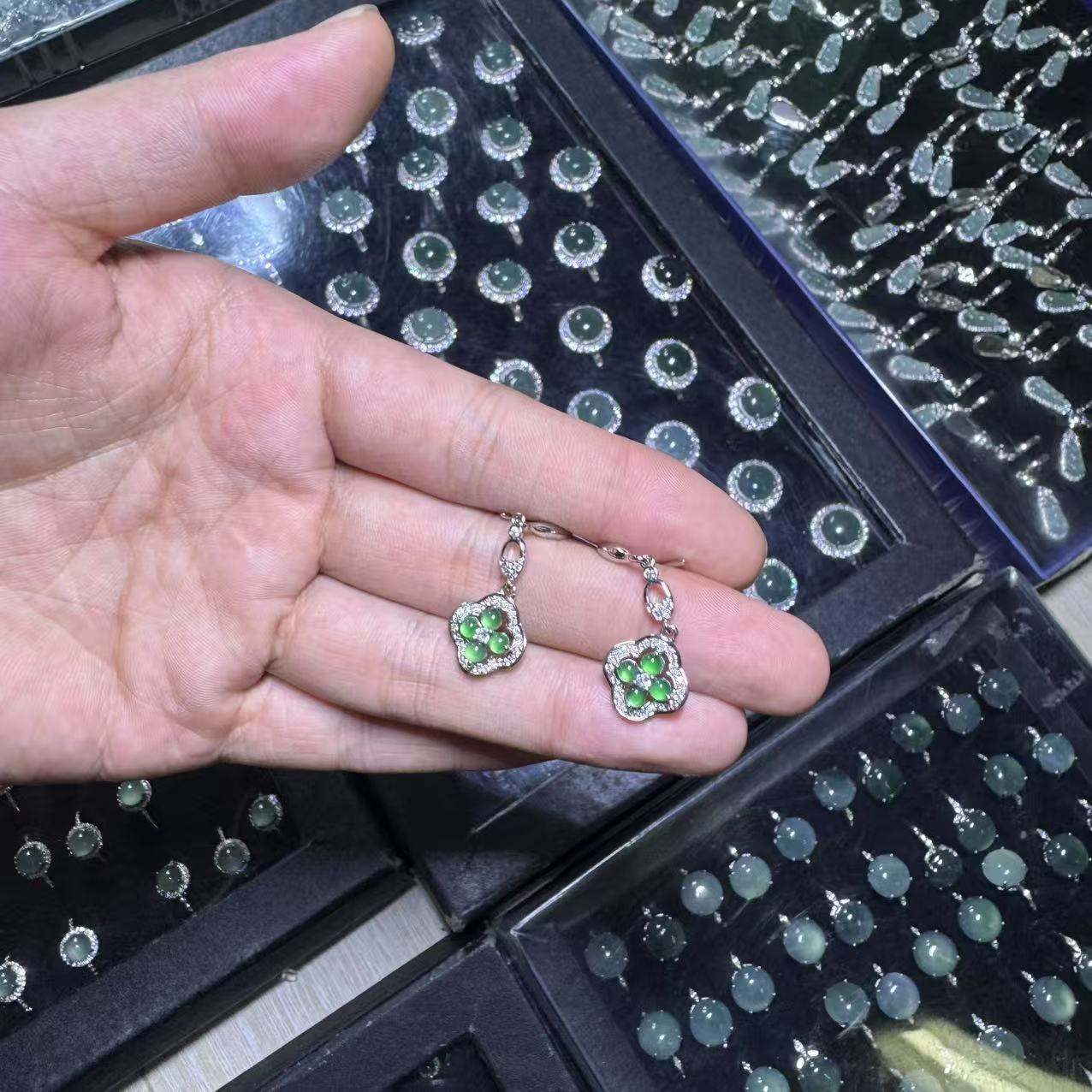 天然A货翡翠阳绿耳饰--多样性发一