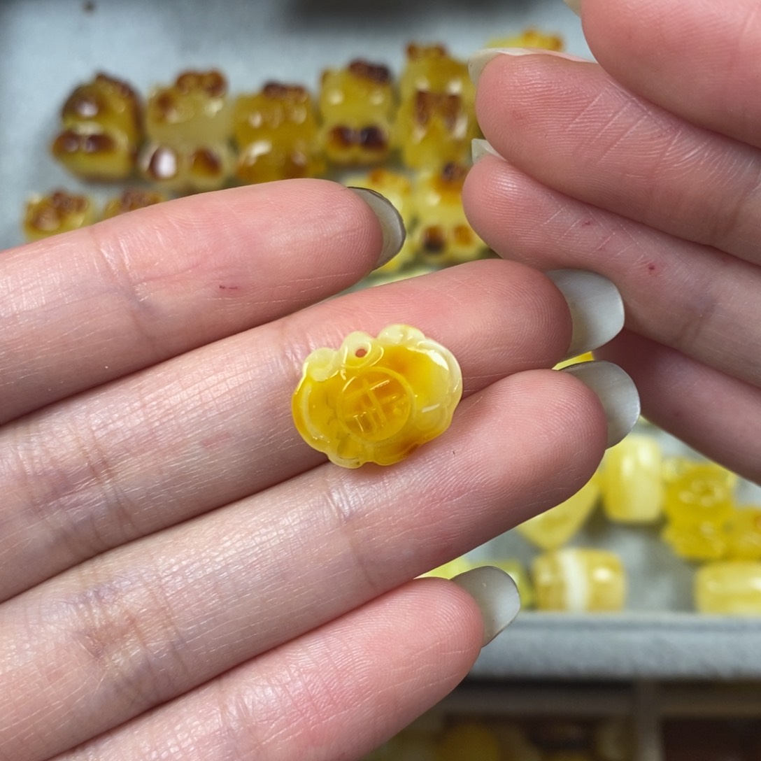 琥珀裸石未镶嵌平安锁