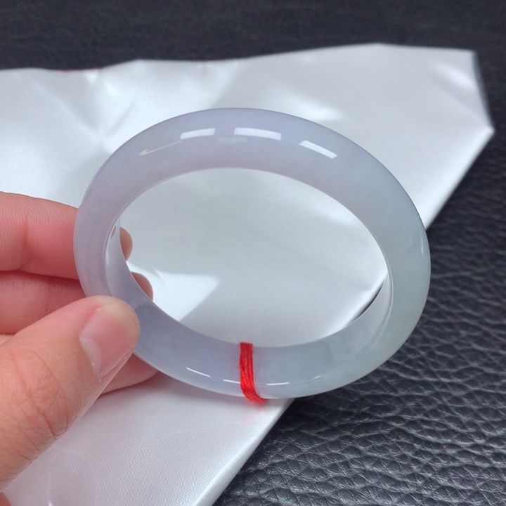 翡翠手镯未镶嵌。