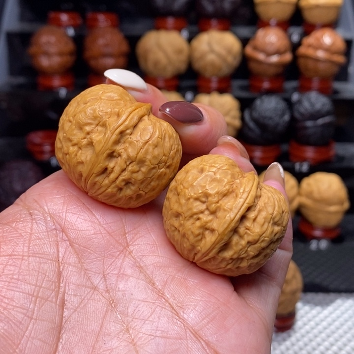 文玩核桃把件手捻金印元宝…………16