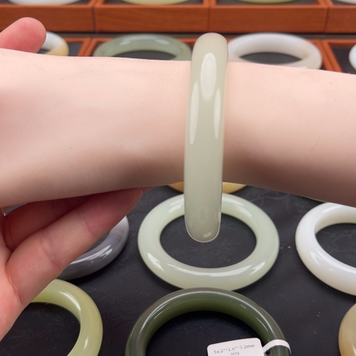 和田玉未镶嵌手镯