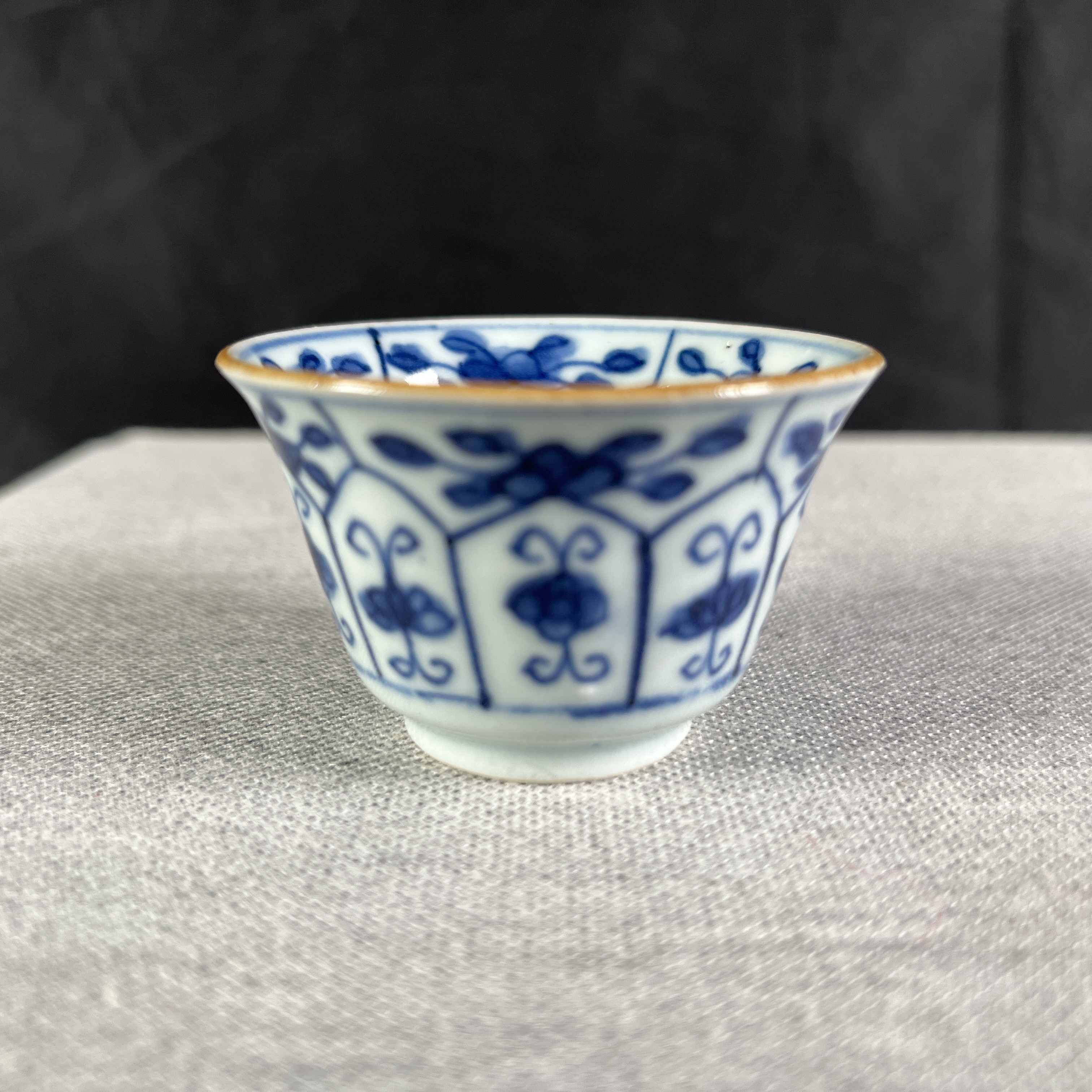青花持莲童子纹茶杯