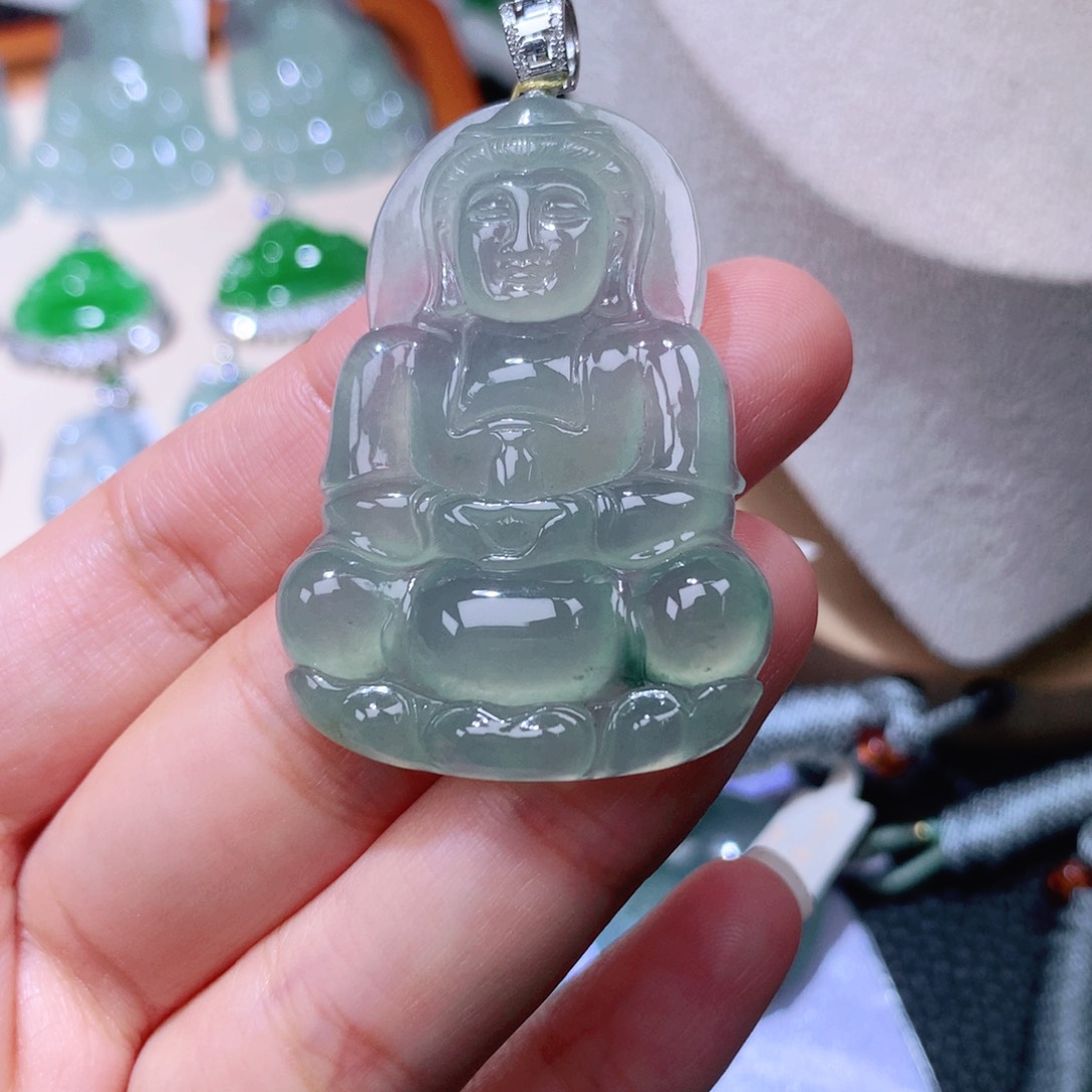 颈饰18K金镶嵌翡翠观音