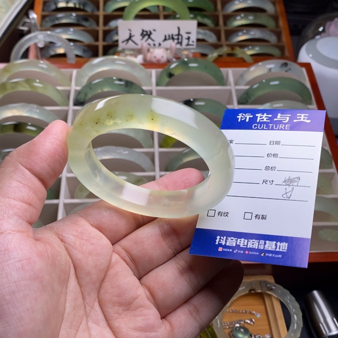 蛇纹石玉手镯未镶嵌绯*