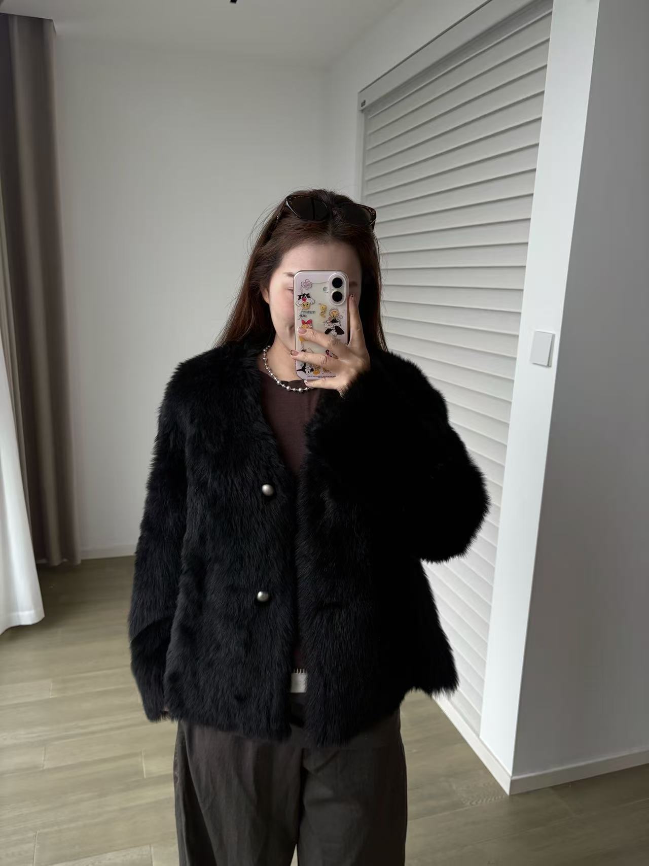 皮毛一体黑色出行穿搭款