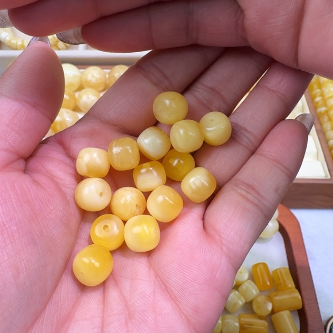 琥珀未镶嵌裸石10左右随机发一个