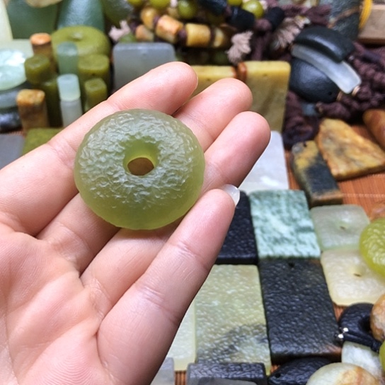 岫玉未镶嵌颈饰魔****使