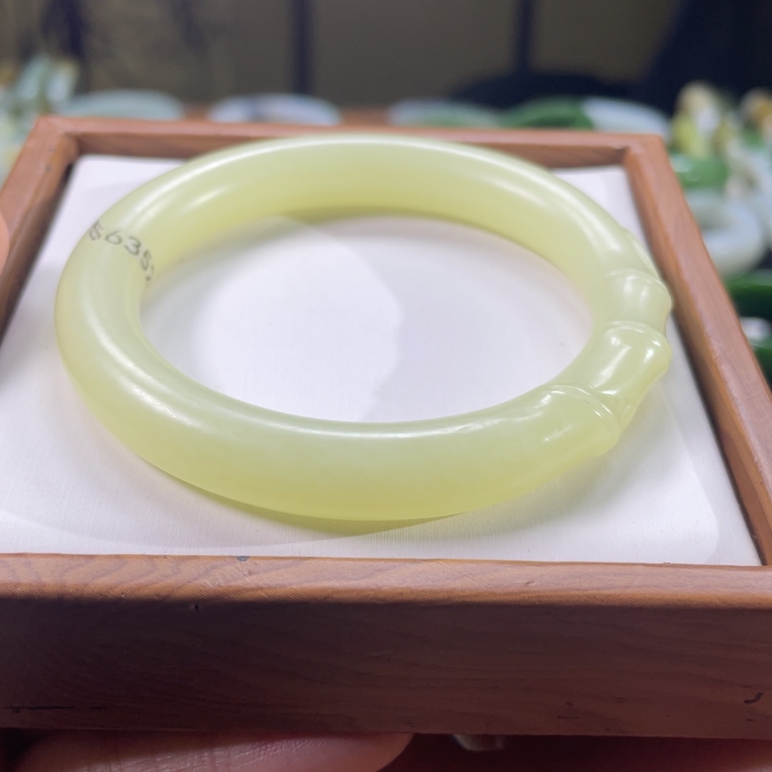 左***西和田玉未镶嵌手镯56圈